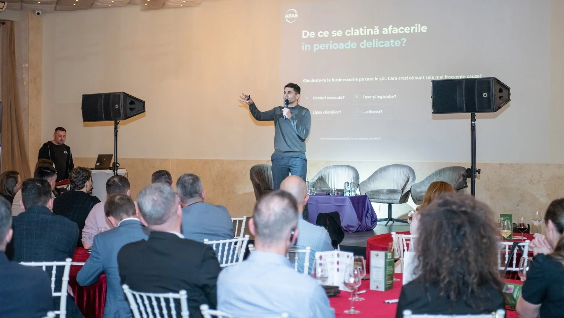Liviu Radus susținând o prezentare în fața antreprenorilor