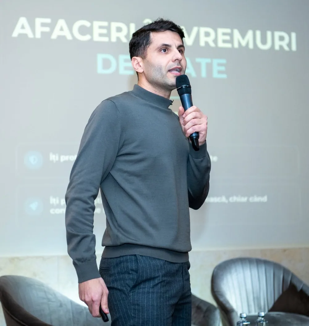 Liviu Radus susținând prezentarea Afaceri în vremuri delicate